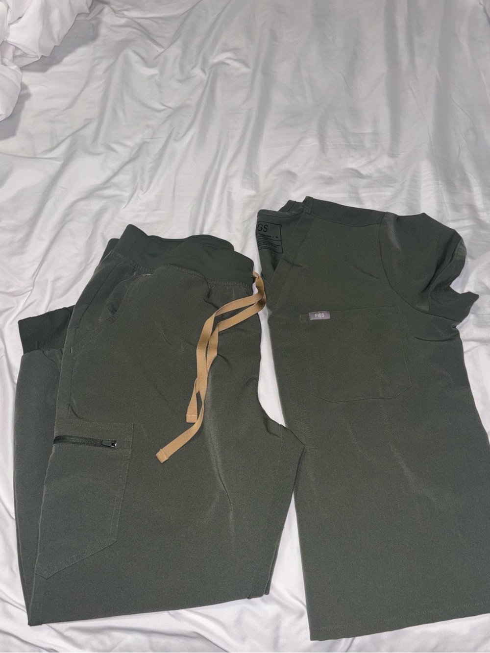 Figs-Olive Green Jogger Scrub set. Top medium -jogger pants- L/P